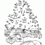 寵物感到睡著了附近的聖誕樹